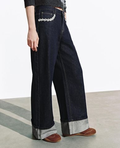  URBAN REVIVO - Quần jeans nữ ống rộng gập gấu đính đá 