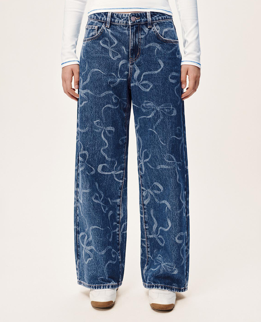 URBAN REVIVO - Quần jeans nữ ống rộng in họa tiết