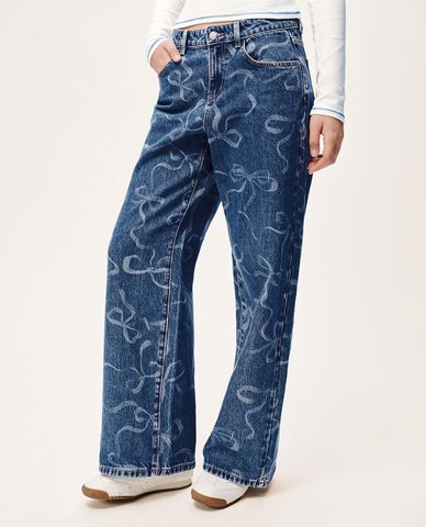  URBAN REVIVO - Quần jeans nữ ống rộng in họa tiết 