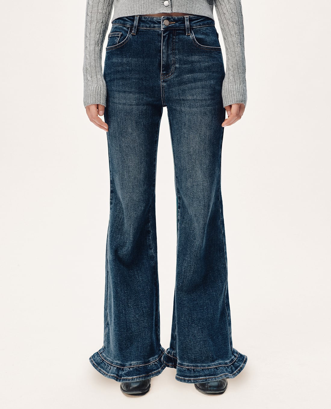 URBAN REVIVO - Quần jeans nữ ống loe phối bèo