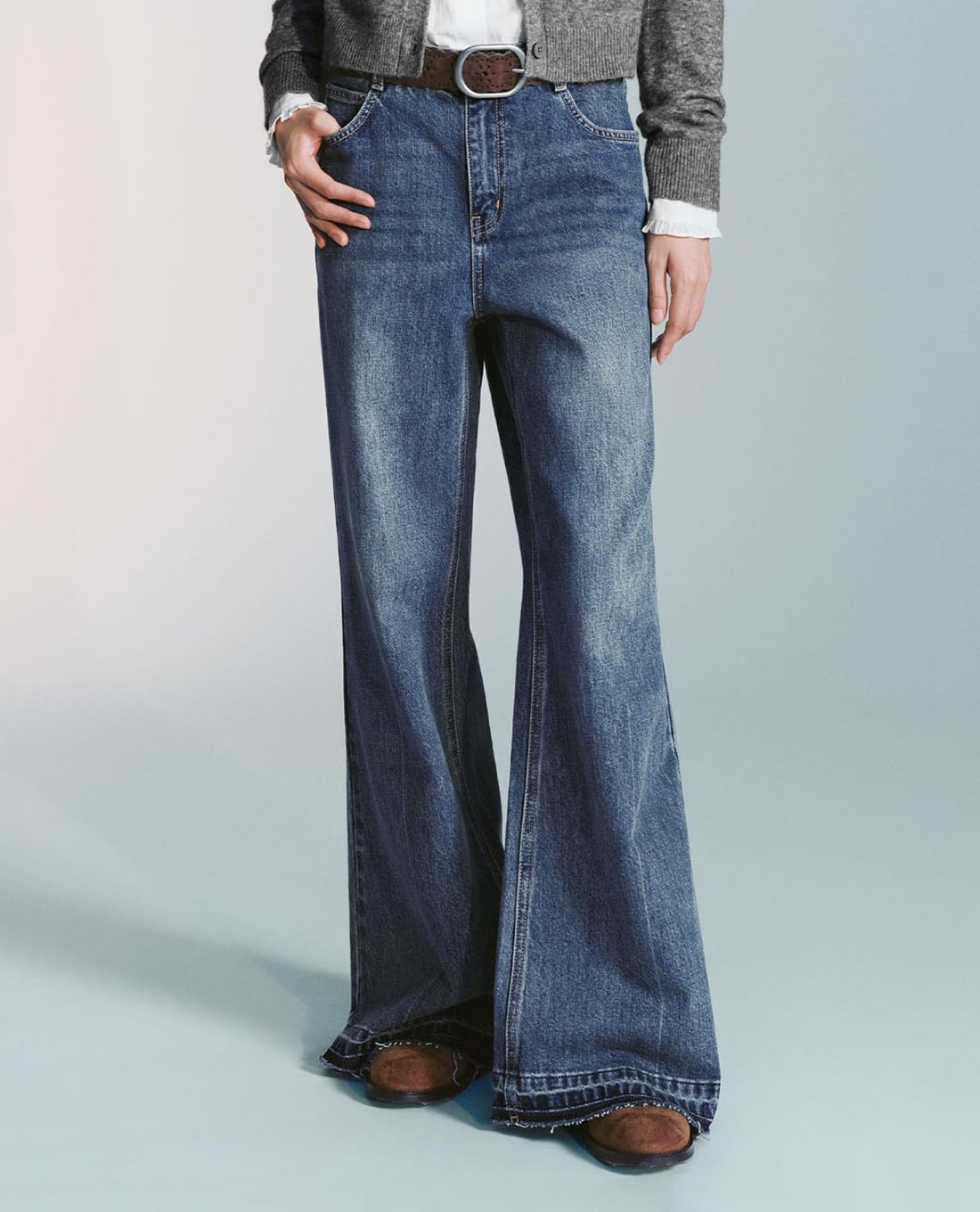 URBAN REVIVO - Quần jeans nữ ống loe phối thắt lưng