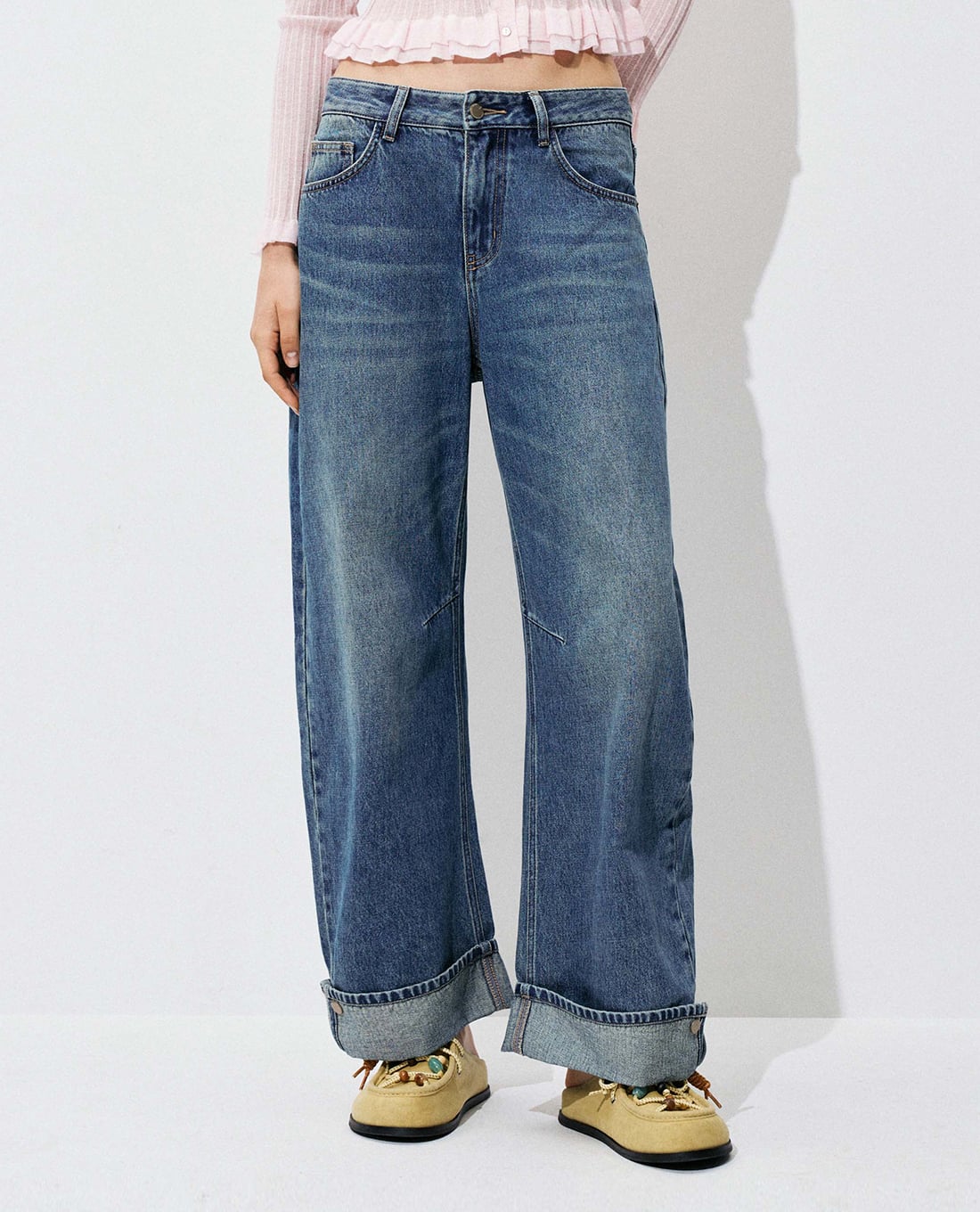 URBAN REVIVO - Quần jeans nữ ống rộng wash bạc xắn gấu