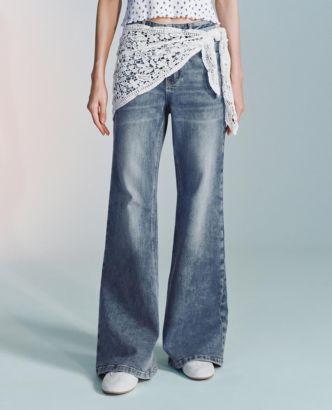 URBAN REVIVO - Quần jeans nữ ống loe phối khăn ren