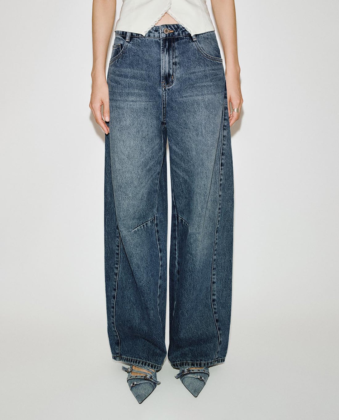 URBAN REVIVO - Quần jeans nữ ống rộng wash bạc
