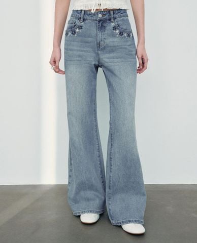  URBAN REVIVO - Quần jeans nữ ống loe thêu hoa 