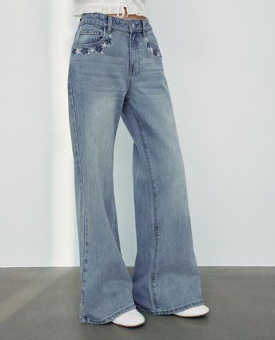  URBAN REVIVO - Quần jeans nữ ống loe thêu hoa 