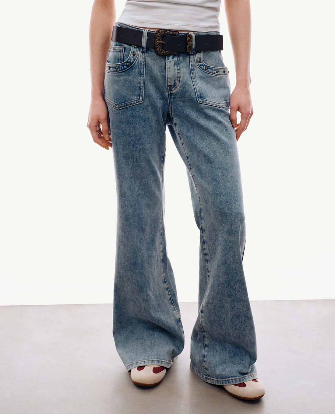 URBAN REVIVO - Quần jeans nữ ống loe wash bạc kèm thắt lưng