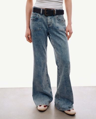  URBAN REVIVO - Quần jeans nữ ống loe wash bạc kèm thắt lưng 