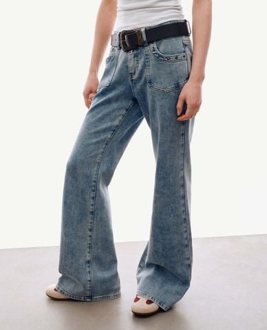  URBAN REVIVO - Quần jeans nữ ống loe wash bạc kèm thắt lưng 