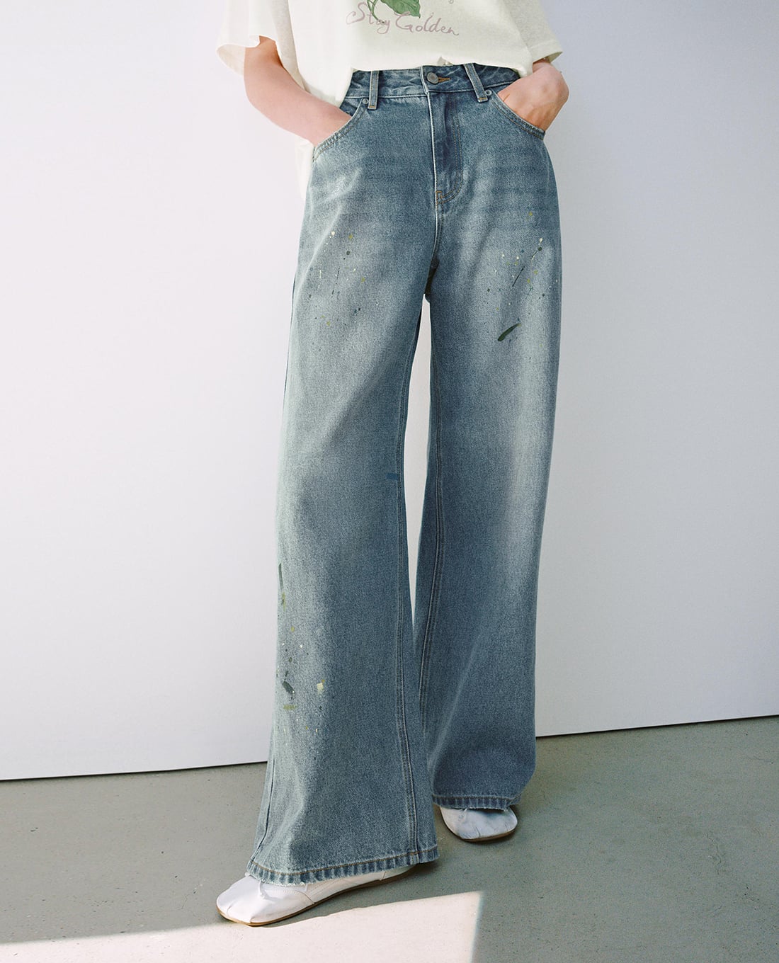 URBAN REVIVO - Quần jeans nữ ống rộng wash bạc