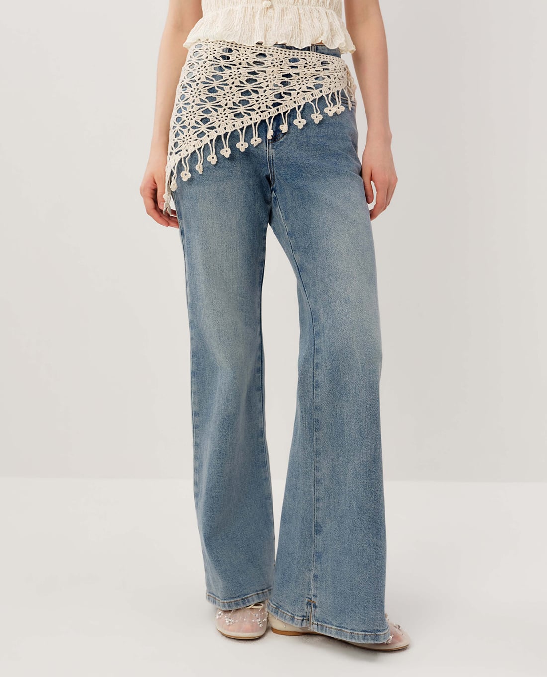 URBAN REVIVO - Quần jeans nữ ống loe phối khăn ren