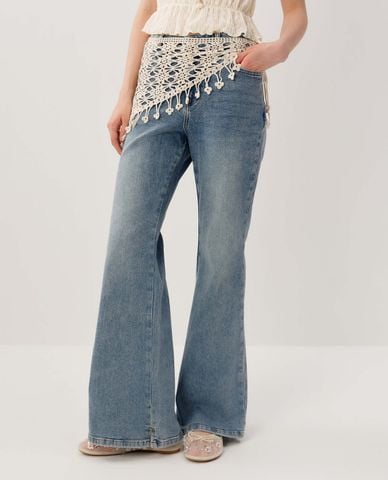  URBAN REVIVO - Quần jeans nữ ống loe phối khăn ren 