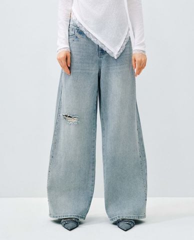  URBAN REVIVO - Quần jeans nữ ống rộng rách gối đính đá 