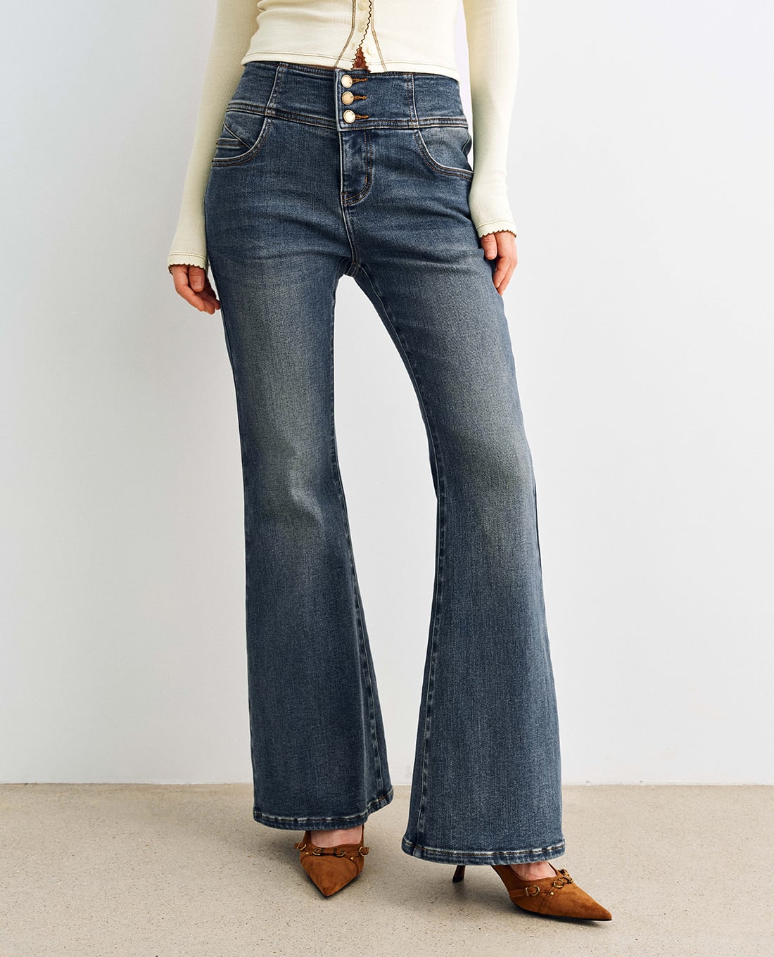 URBAN REVIVO - Quần jeans nữ ống loe cổ điển