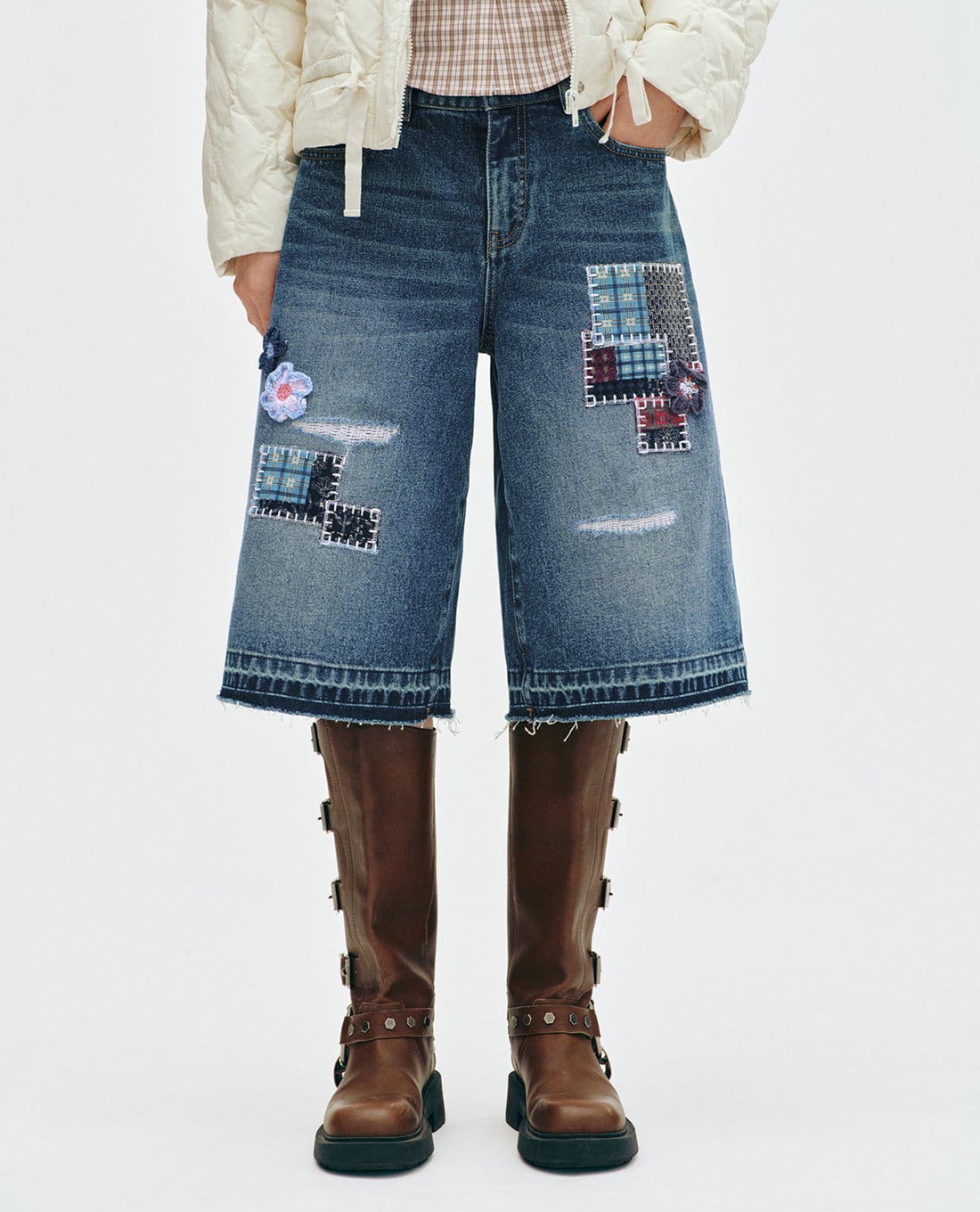 URBAN REVIVO - Quần short jeans nữ ngang gối wash bạc