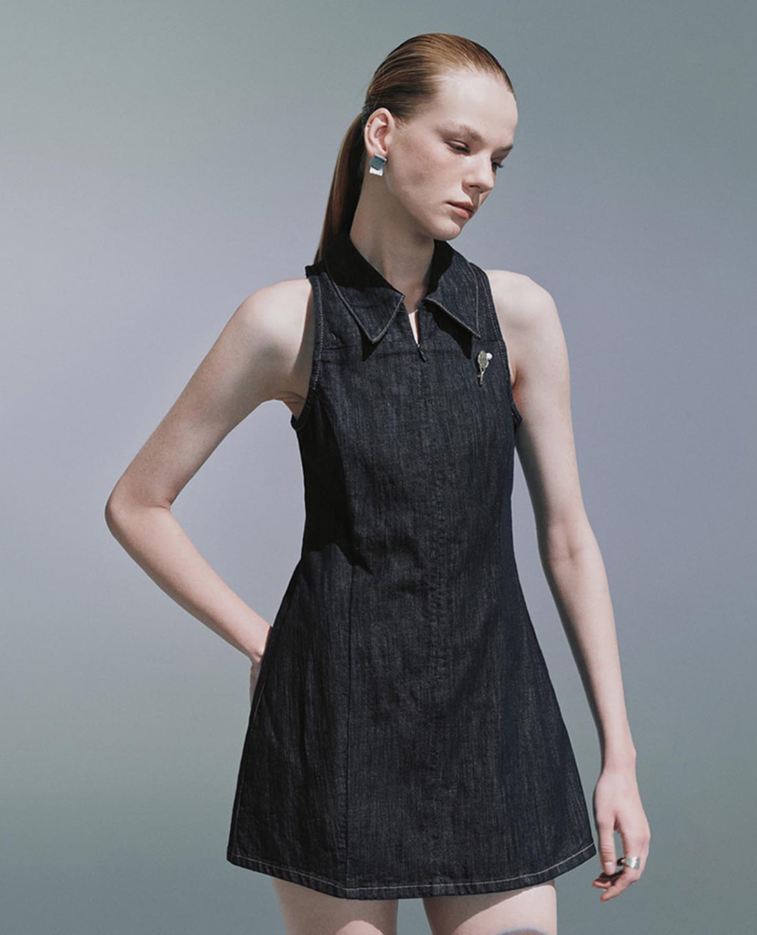 URBAN REVIVO - Đầm denim mini cổ bẻ sát nách