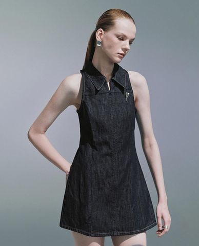  URBAN REVIVO - Đầm denim mini cổ bẻ sát nách 