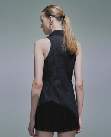  URBAN REVIVO - Đầm denim mini cổ bẻ sát nách 