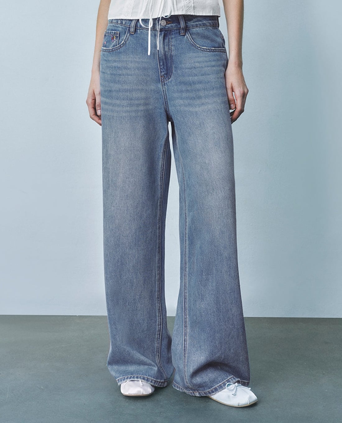 URBAN REVIVO - Quần jeans nữ ống rộng wash bạc