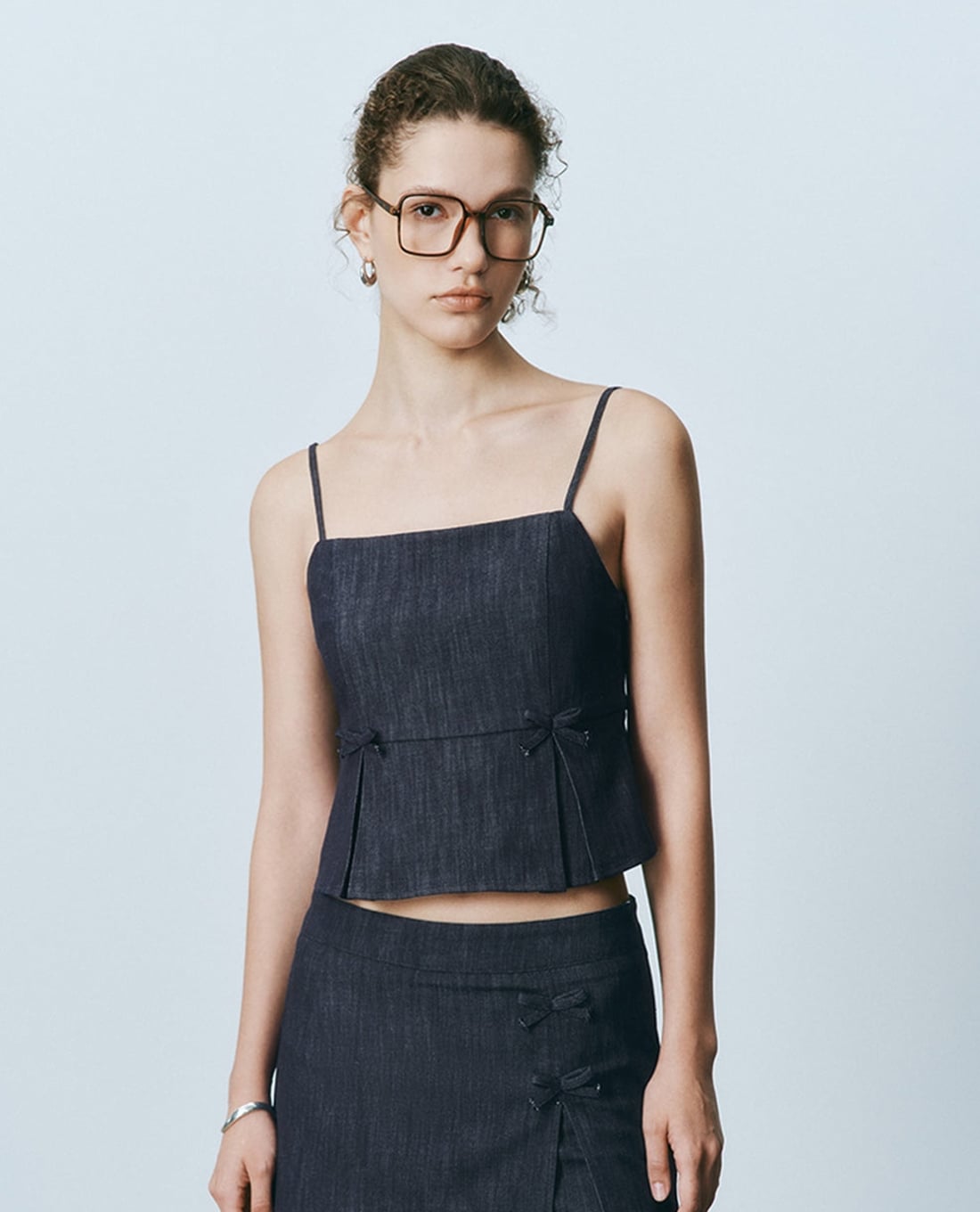 URBAN REVIVO - Áo hai dây denim phối nơ nữ tính