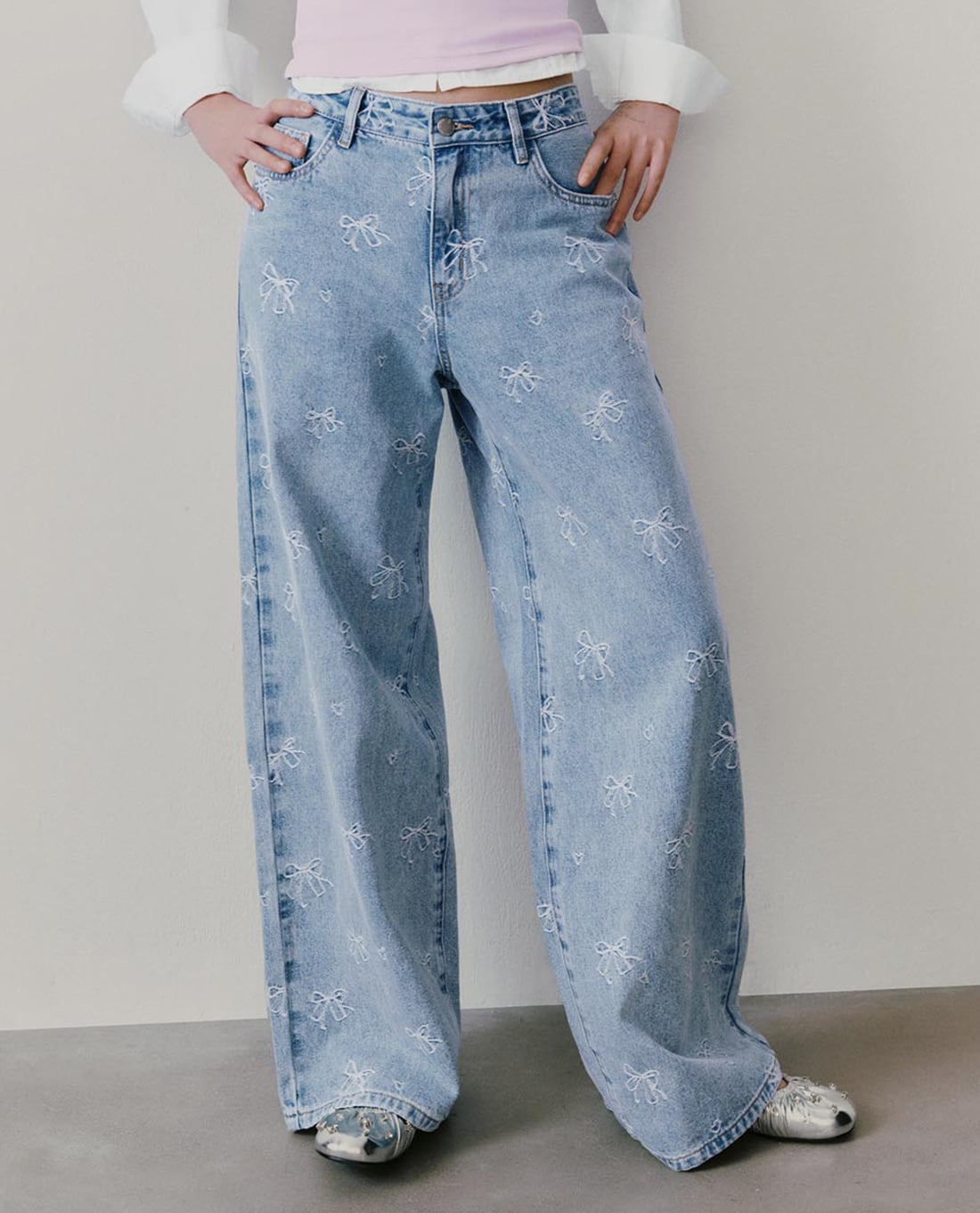 URBAN REVIVO - Quần jeans nữ ống rộng thêu họa tiết
