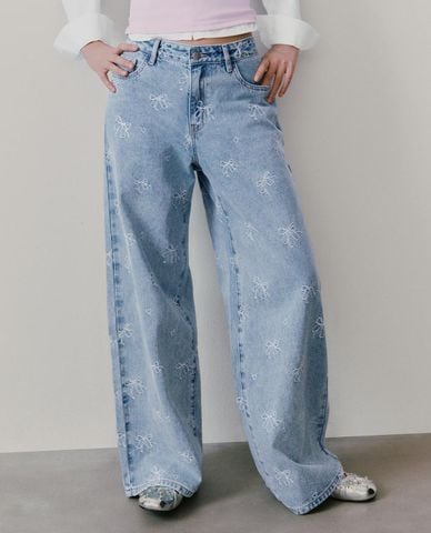  URBAN REVIVO - Quần jeans nữ ống rộng thêu họa tiết 