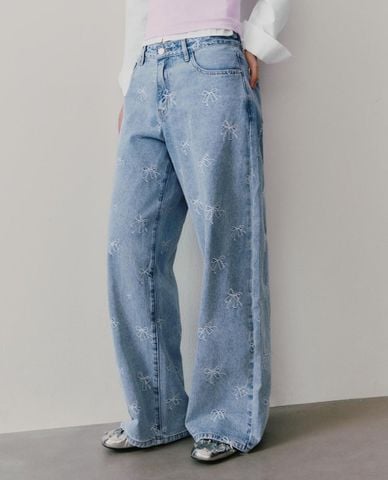 URBAN REVIVO - Quần jeans nữ ống rộng thêu họa tiết 