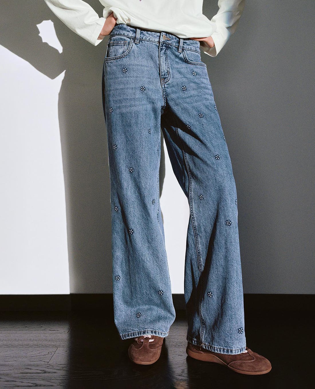 URBAN REVIVO - Quần jeans nữ ống rộng thêu hoa