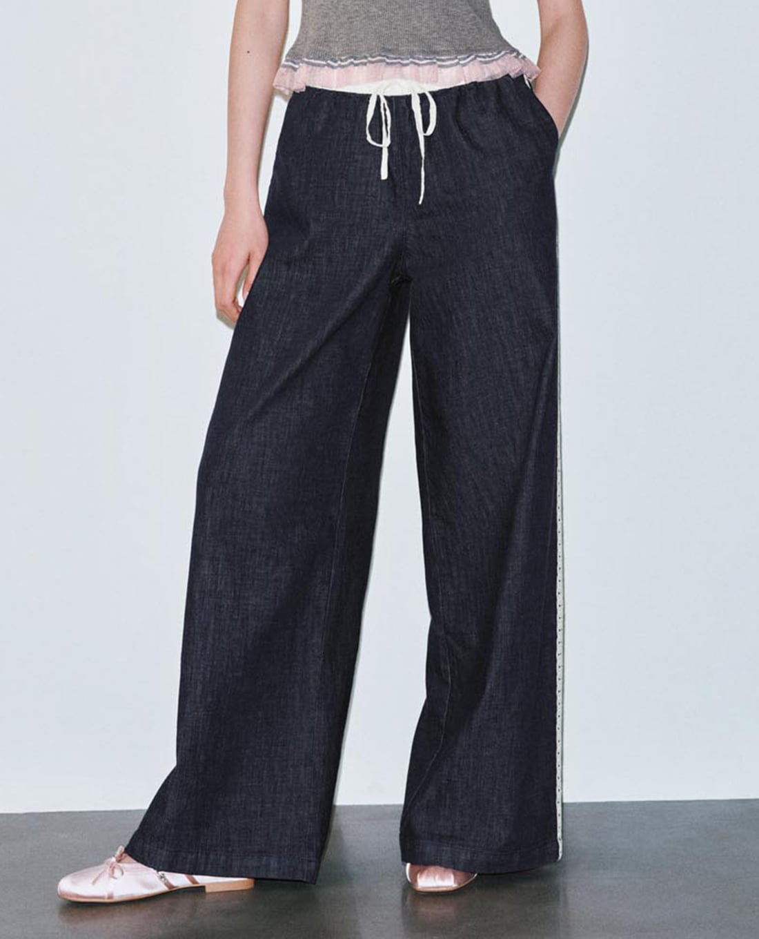 URBAN REVIVO - Quần jeans nữ ống rộng lưng thun phối ren