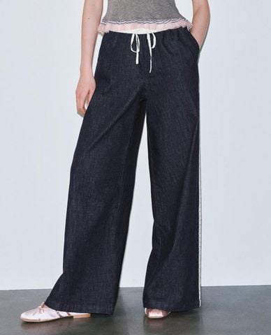  URBAN REVIVO - Quần jeans nữ ống rộng lưng thun phối ren 
