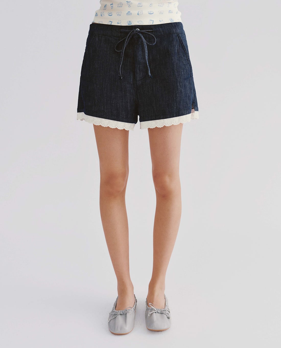 URBAN REVIVO - Quần short jeans nữ lưng thun viền ren