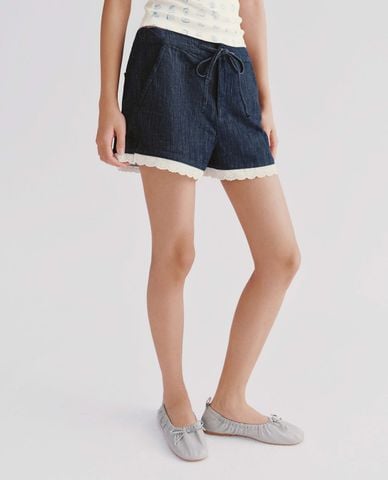  URBAN REVIVO - Quần short jeans nữ lưng thun viền ren 