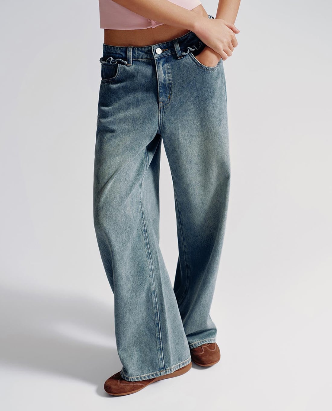 URBAN REVIVO - Quần jeans nữ ống rộng phối bèo