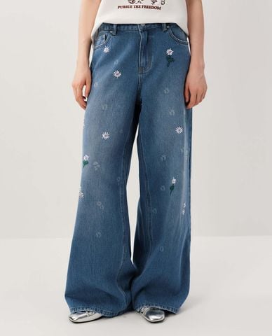  URBAN REVIVO - Quần jeans nữ ống rộng thêu hoa 