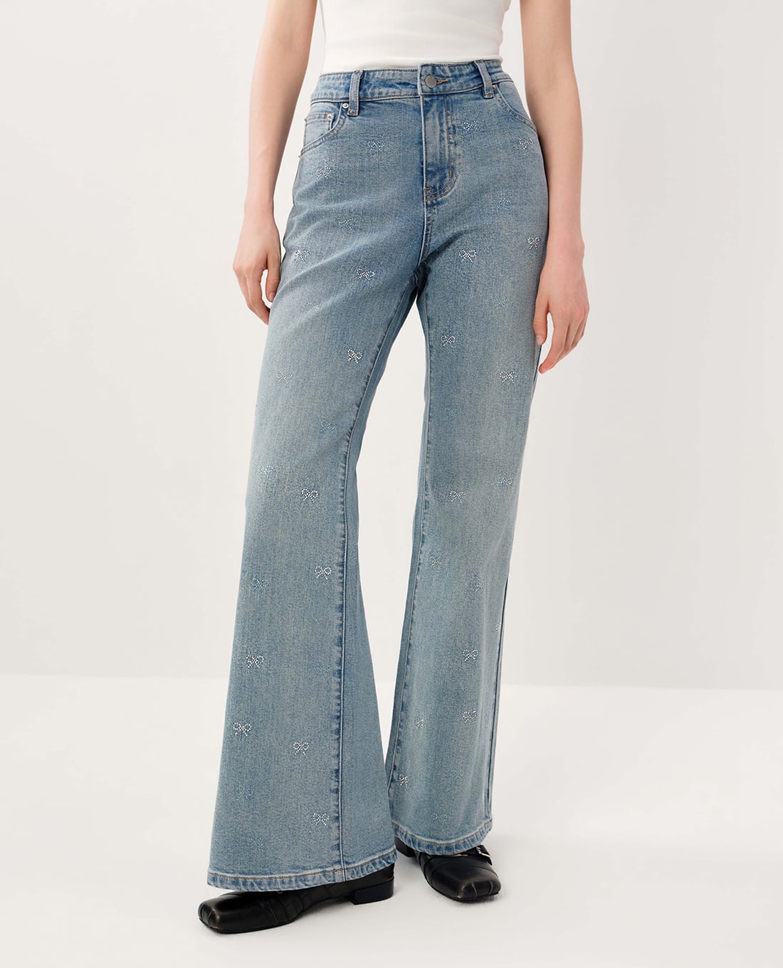 URBAN REVIVO - Quần jeans nữ ống loe đính đá