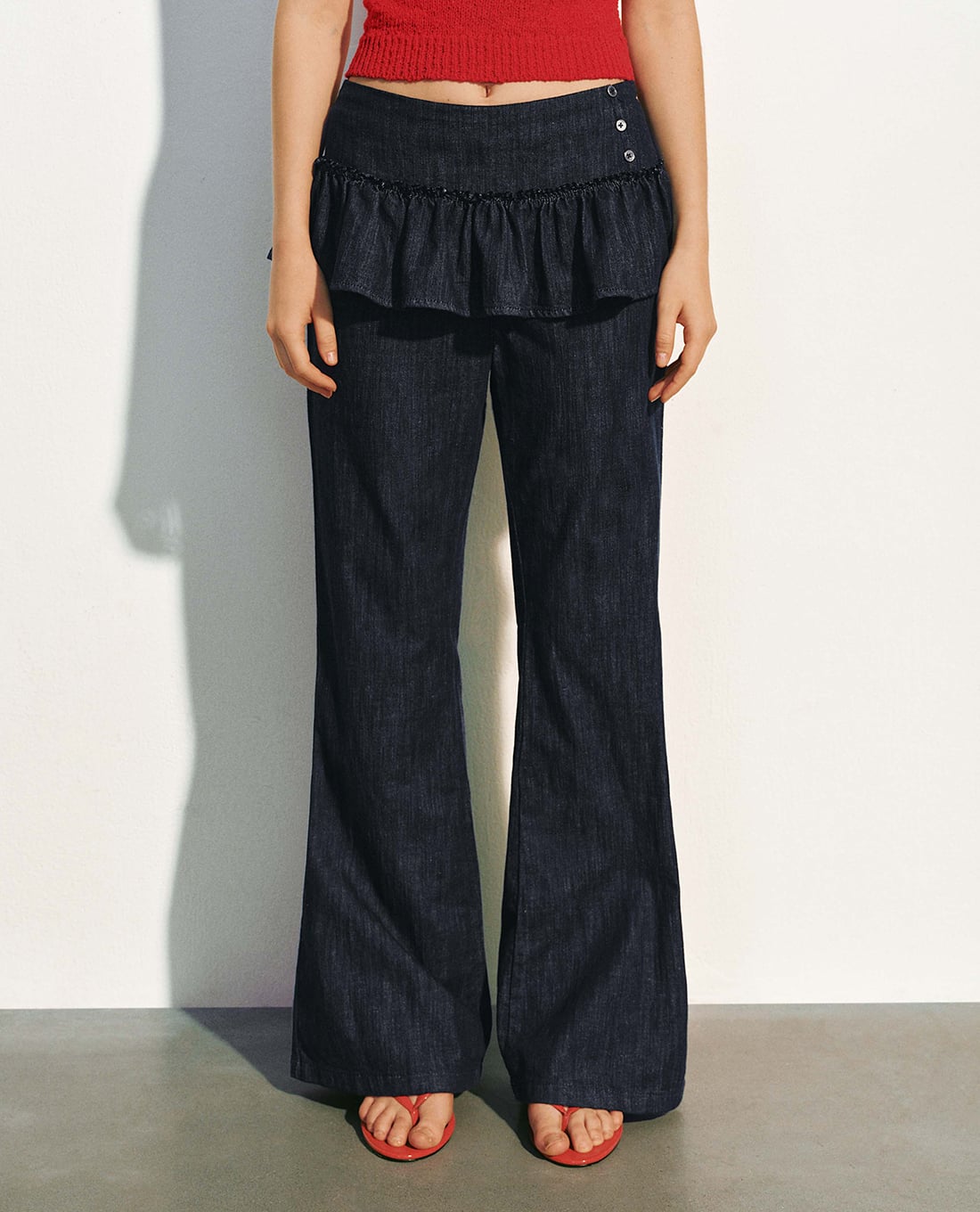 URBAN REVIVO - Quần jeans nữ ống loe phối bèo