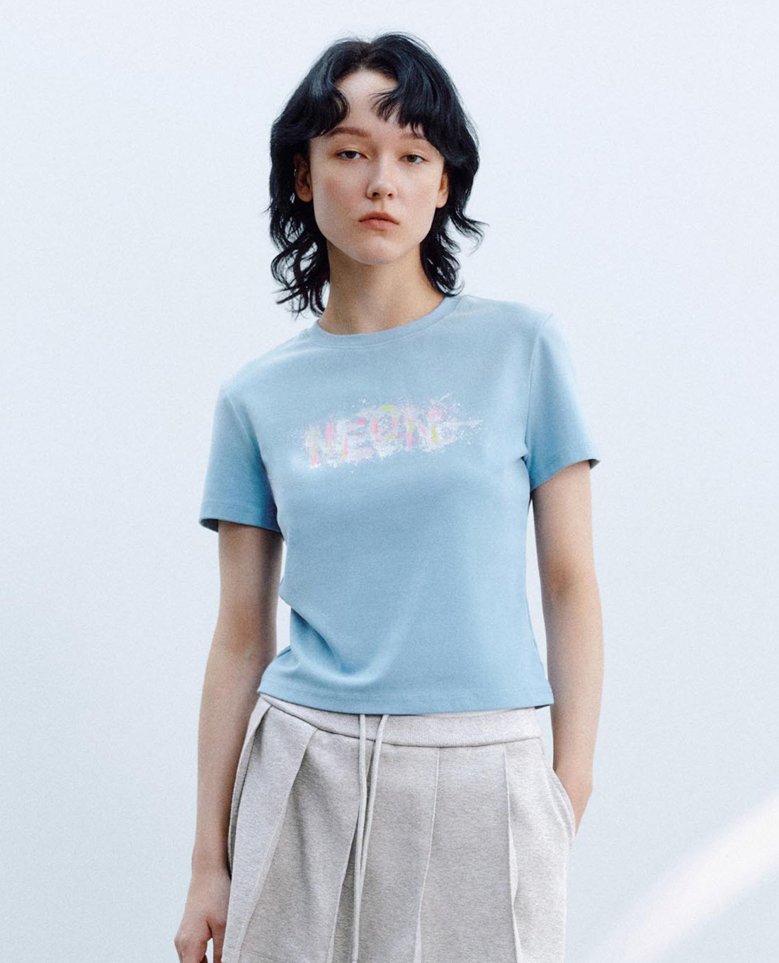 URBAN REVIVO - Áo thun nữ cổ tròn tay ngắn in chữ