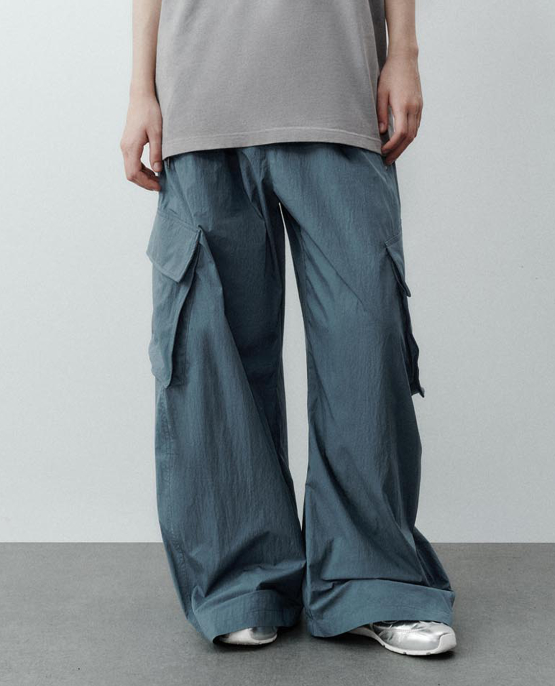 URBAN REVIVO - Quần nữ ống rộng lưng thun phối túi hộp