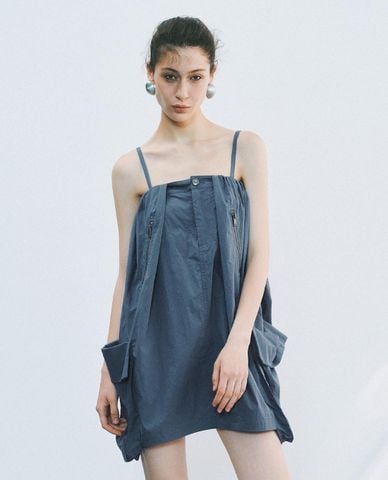  URBAN REVIVO - Đầm hai dây mini dáng xoè phối túi hộp 