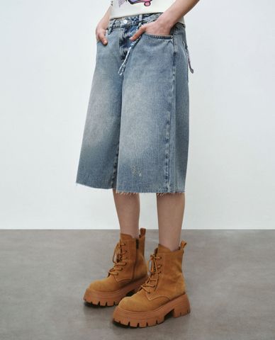  URBAN REVIVO - Quần short jeans nữ ngang gối kèm móc dây 