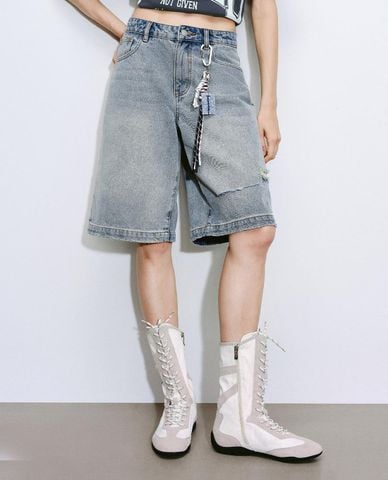  URBAN REVIVO - Quần short jeans nữ ngang gối phối móc khóa 