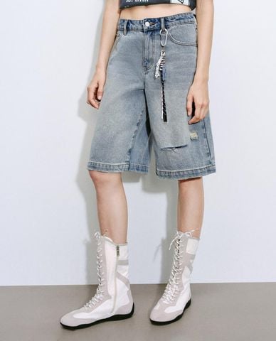 URBAN REVIVO - Quần short jeans nữ ngang gối phối móc khóa 