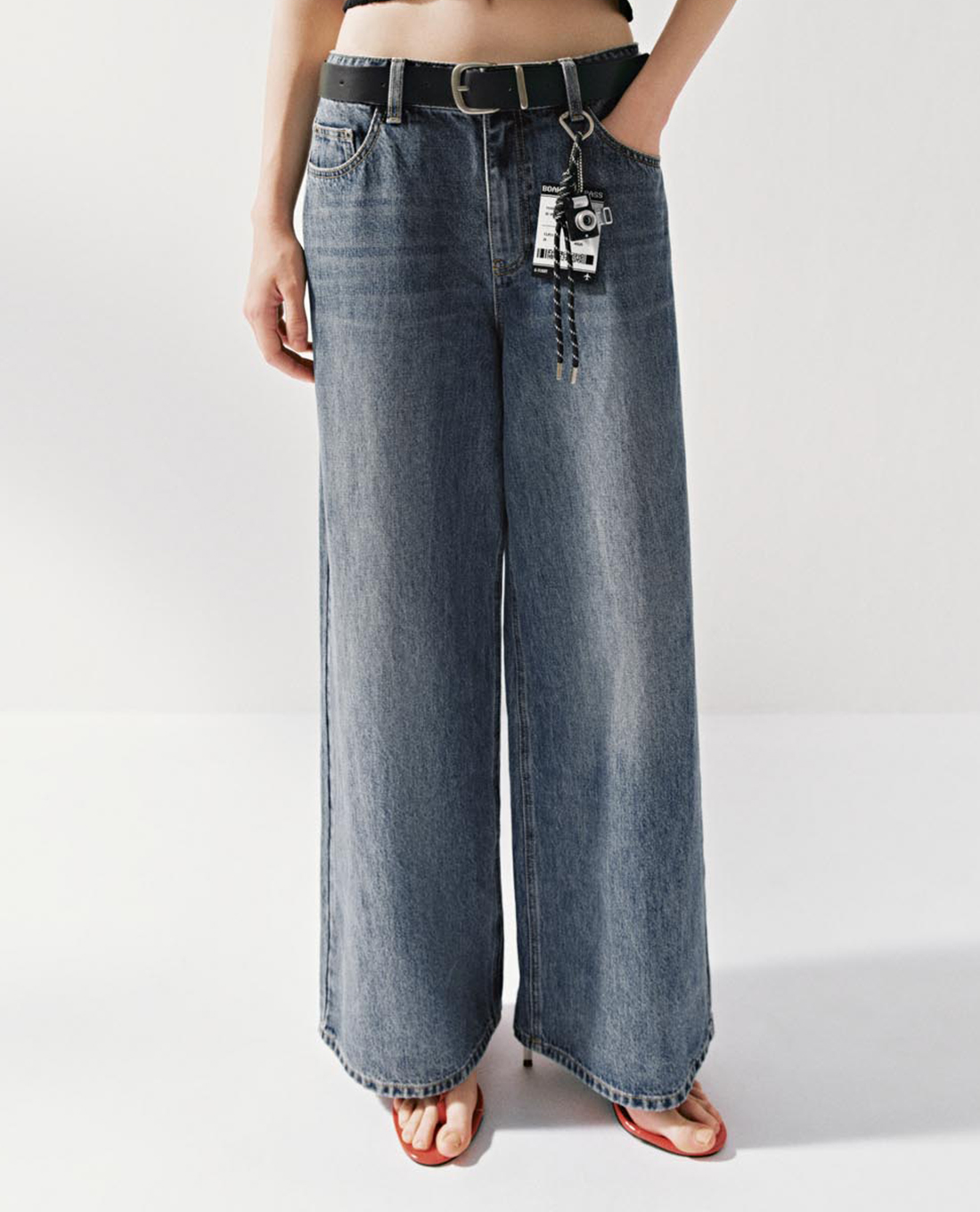 URBAN REVIVO - Quần jeans nữ ống rộng phối thắt lưng