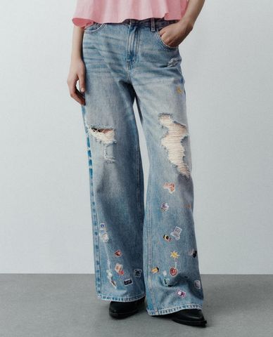  URBAN REVIVO - Quần jeans nữ ống rộng phối họa tiết 