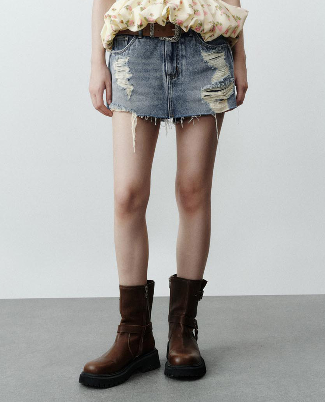 URBAN REVIVO - Chân váy denim mini rách gấu Vogue