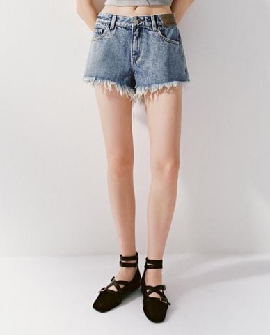  URBAN REVIVO - Quần short jeans nữ gấu tua rua 