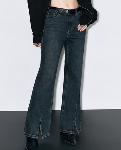  URBAN REVIVO - Quần jeans nữ ống loe xẻ gấu kèm thắt lưng 