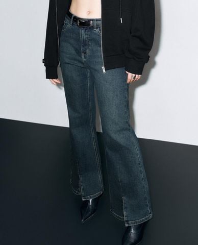  URBAN REVIVO - Quần jeans nữ ống loe xẻ gấu kèm thắt lưng 