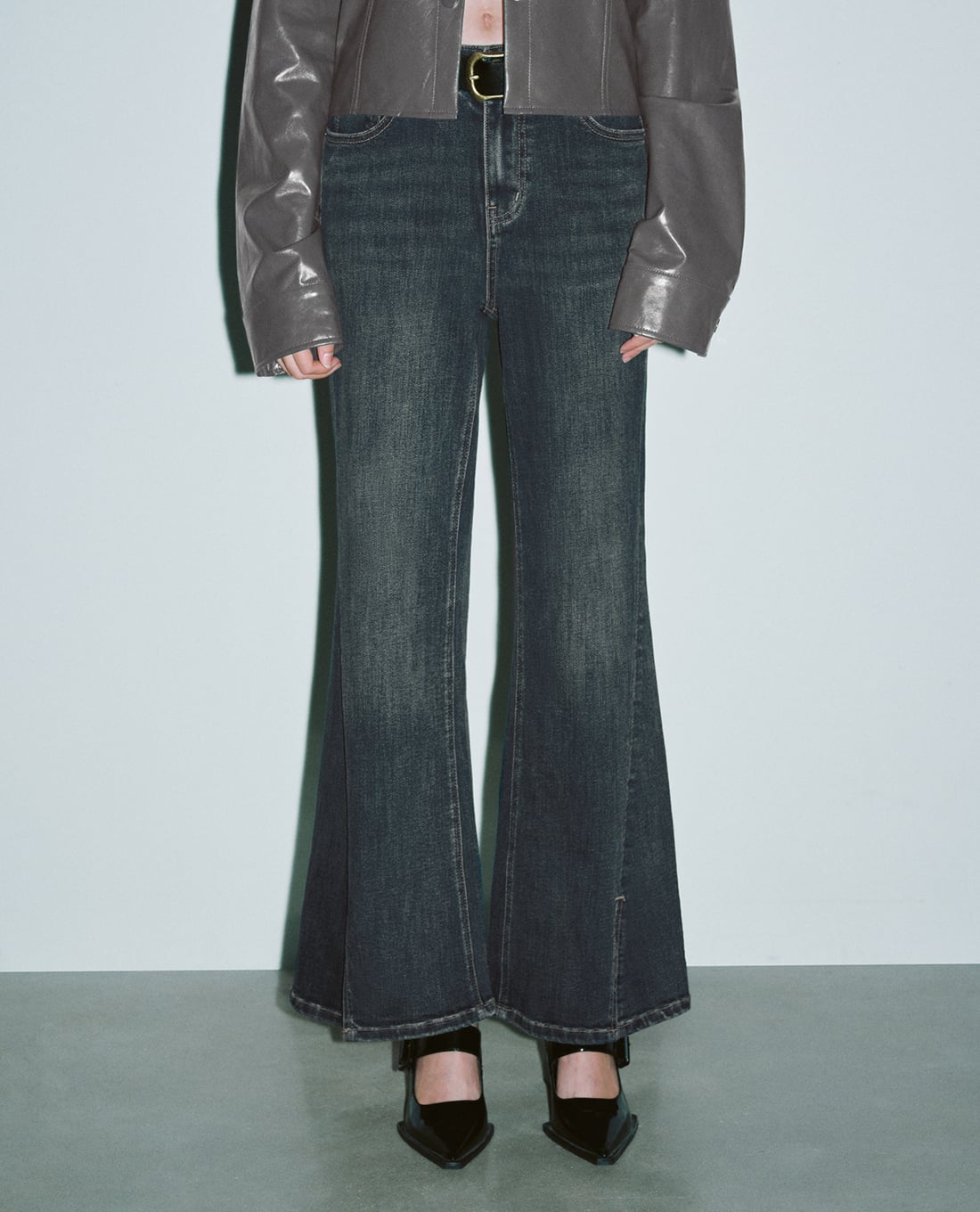 URBAN REVIVO - Quần jeans nữ ống loe wash bạc phối thắt lưng