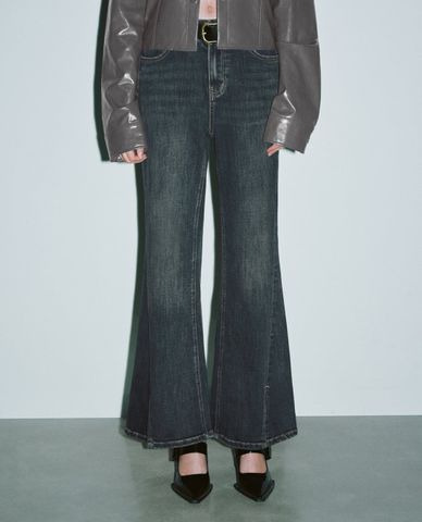  URBAN REVIVO - Quần jeans nữ ống loe wash bạc phối thắt lưng 